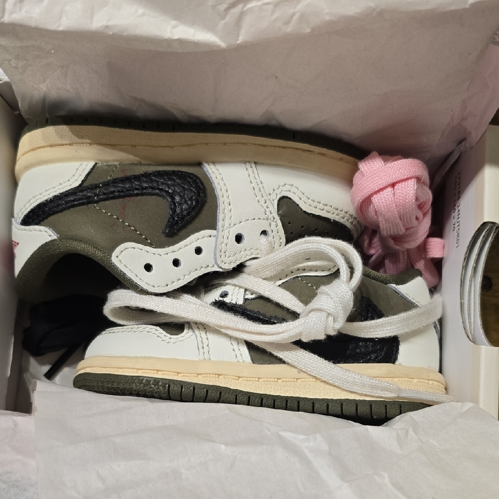 Jordan 1 Low OG SP in Olive and Black